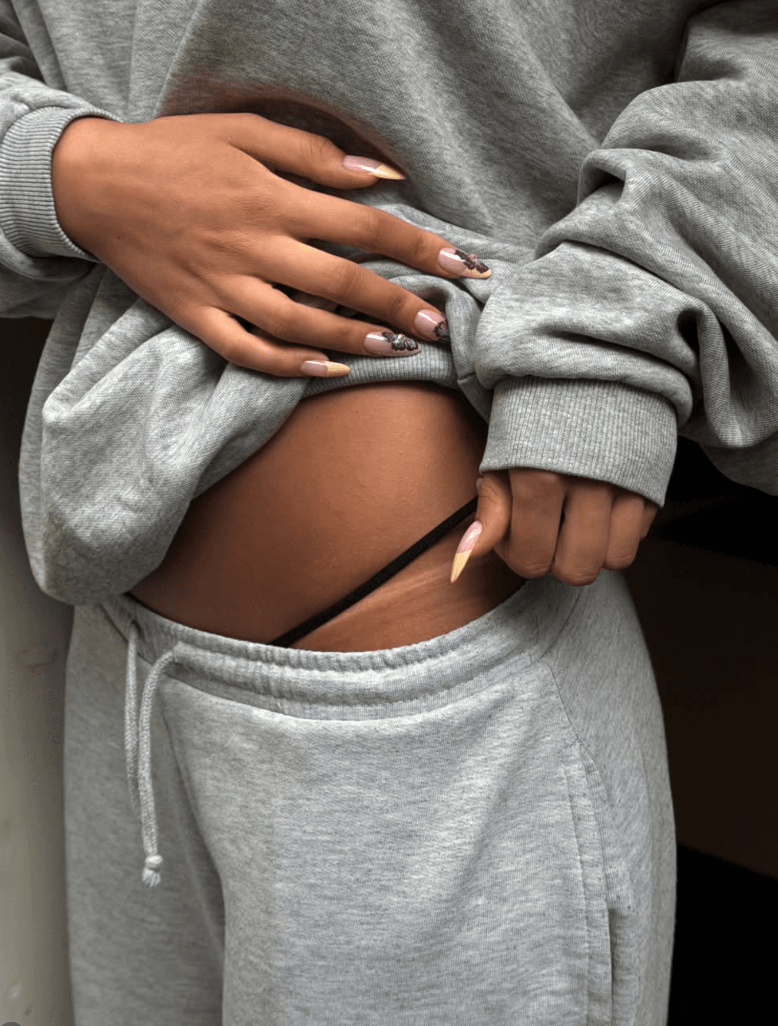 Spray tan -käsittelyyn valmistautuva asiakas studiossa